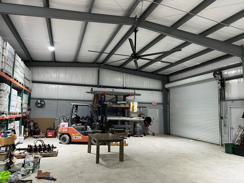 More Photos Of 2581 FL-60, Valrico Warehouse For Lease