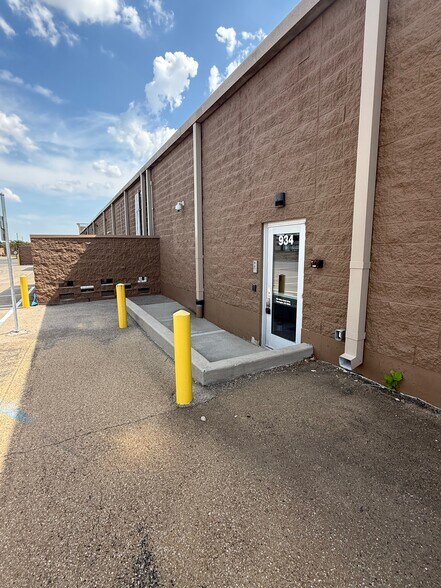 More Photos Of 934-942 Valley Creek Dr, Farmington General Retail For Lease