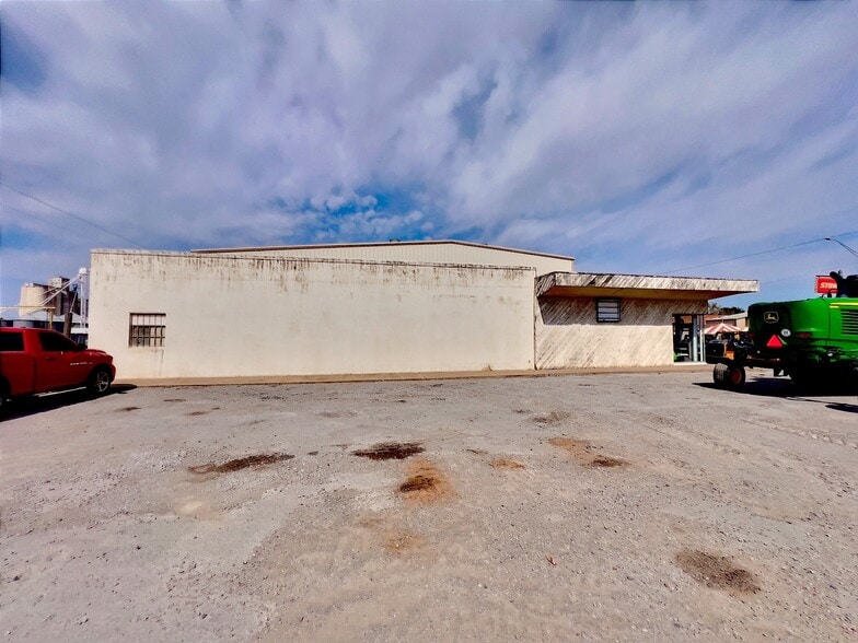 More Photos Of 401 S 10th St, Frederick Showroom For Sale