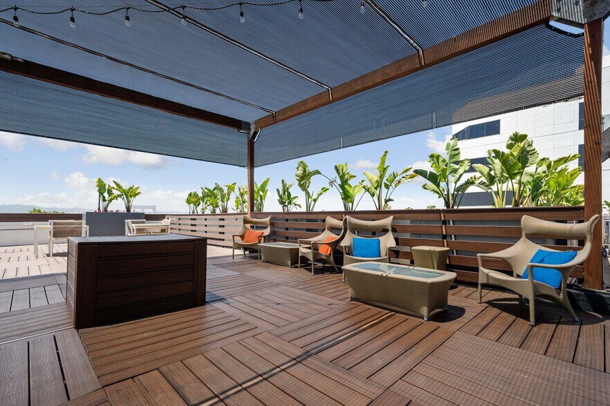 More Photos Of 300 N 3rd St, Burbank Office For Sale