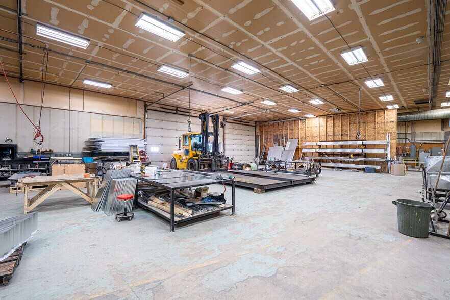 More Photos Of 4702 40 Av, Lloydminster Industrial For Lease