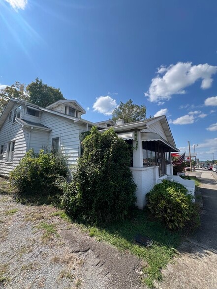 More Photos Of 615 S Washington St, Maryville Office For Sale