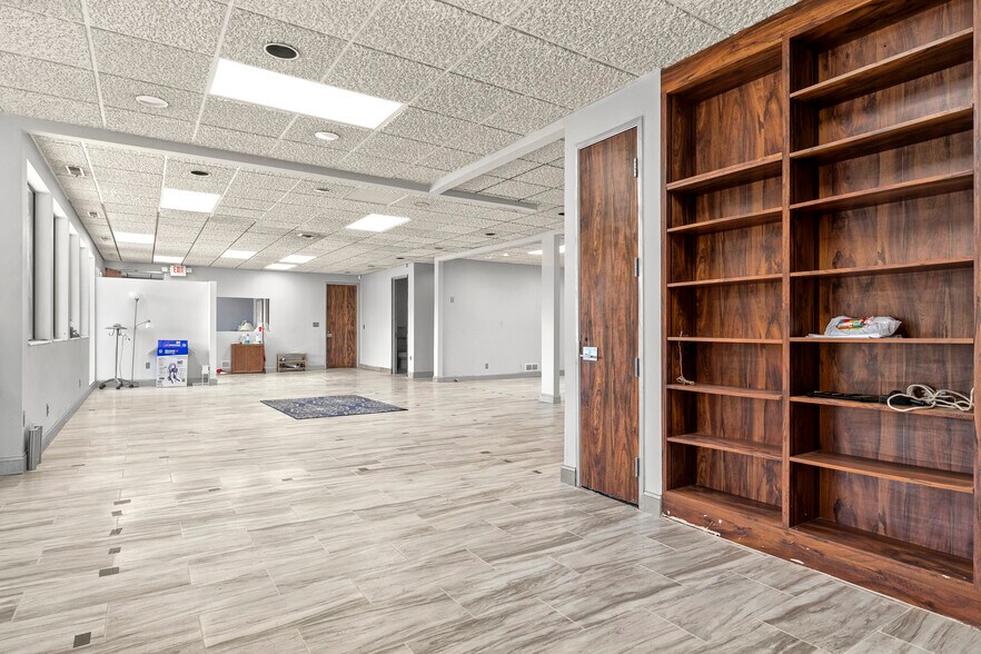 More Photos Of 24724 Lahser Rd, Southfield Office For Sale