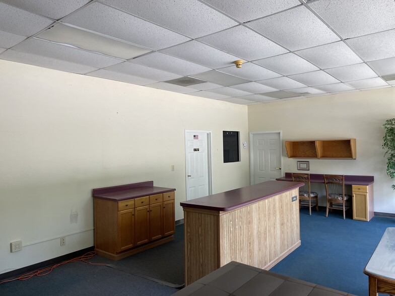 More Photos Of 1123 Forest Pky, Forest Park Flex For Lease