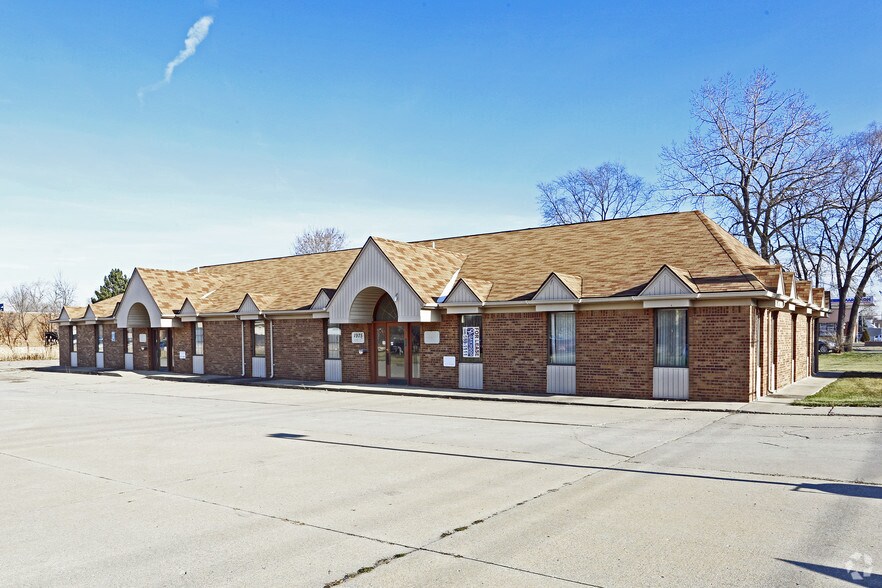 Primary Photo Of 1975 E Maple Rd, Troy Office For Lease