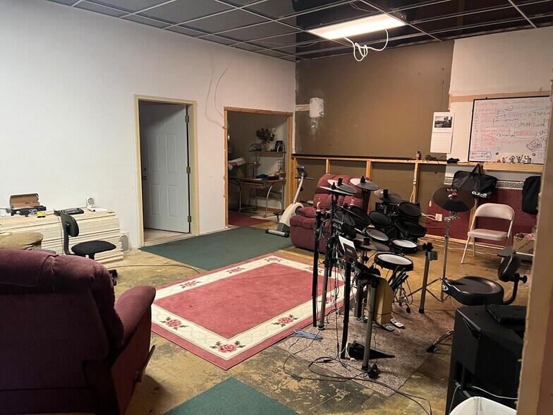 More Photos Of 300 E Broadway Blvd, Johnston City Specialty For Sale