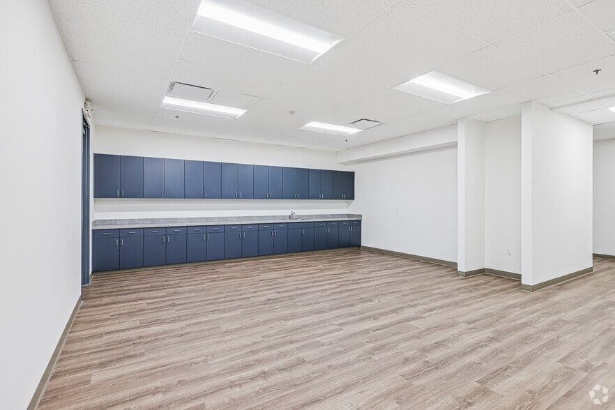 More Photos Of 25 Colony Rd, Jersey City Warehouse For Lease