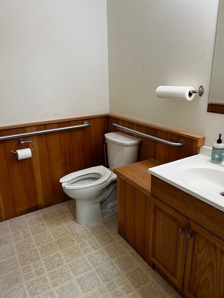 More Photos Of 725 NE 4th St, Mcminnville Flex For Lease