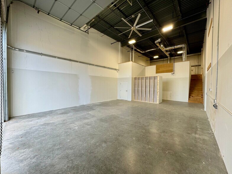 More Photos Of 17-4 NH-125, Kingston Service For Lease