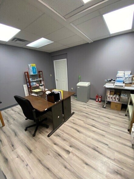 More Photos Of 601 N Shore Dr, Jeffersonville Medical For Sale