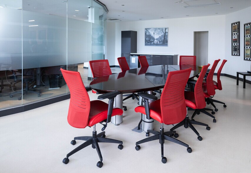 More Photos Of 2425 Pitfield, Montréal Flex For Lease