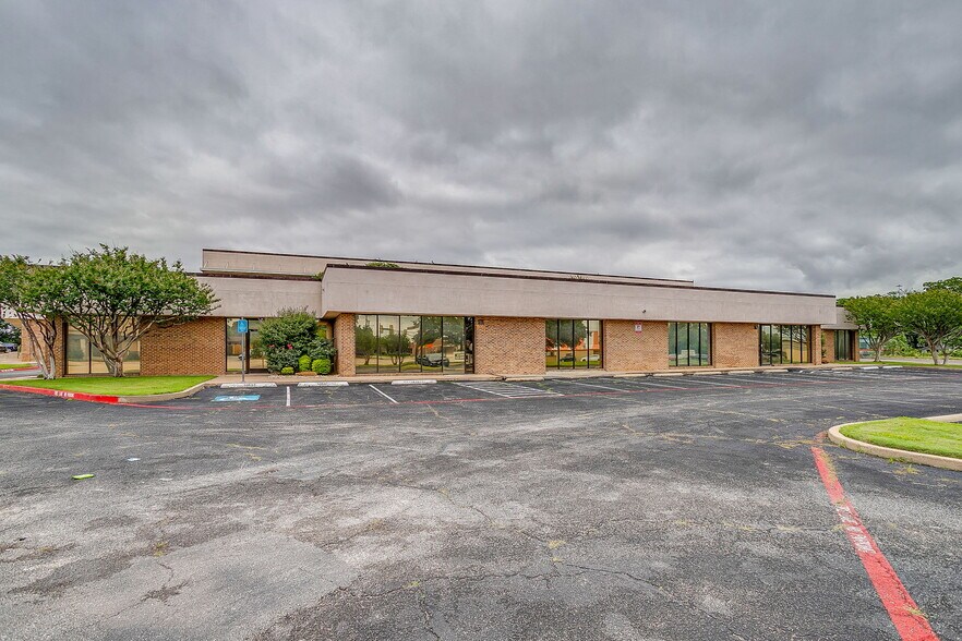 More Photos Of 6451 Brentwood Stair Rd, Fort Worth Office For Lease