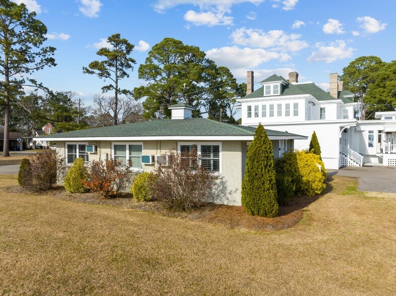 More Photos Of 738 E Main St, Belhaven Hotel For Sale