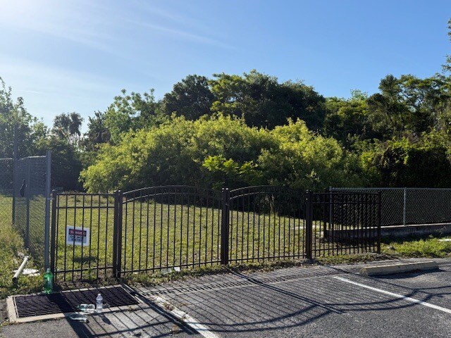More Photos Of 690 N Semoran Blvd, Orlando Auto Dealership For Lease