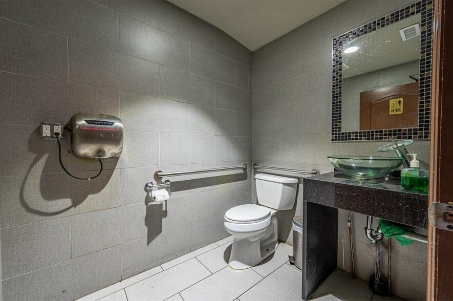 More Photos Of 1506 Bronxdale Ave, Bronx Restaurant For Sale