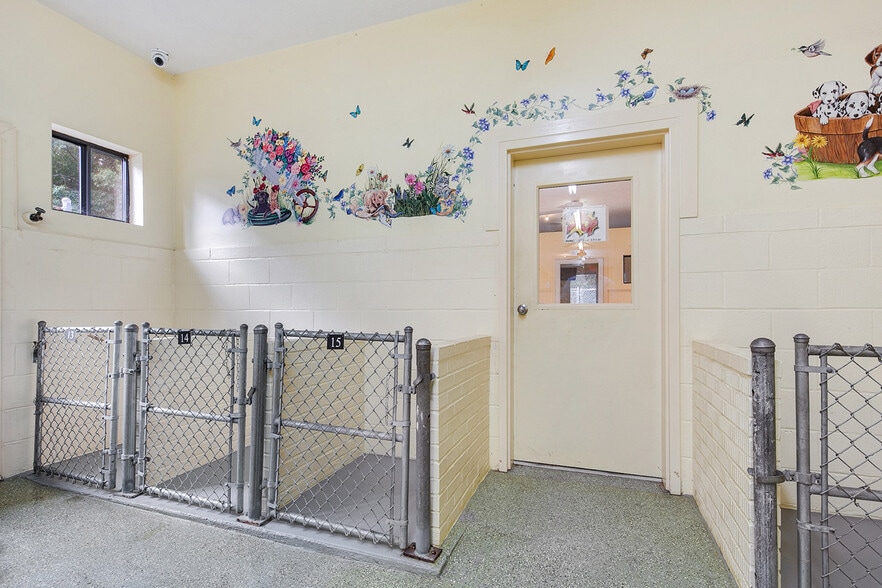 More Photos Of 22 Jefferson Pl, Newnan Veterinarian Kennel For Sale