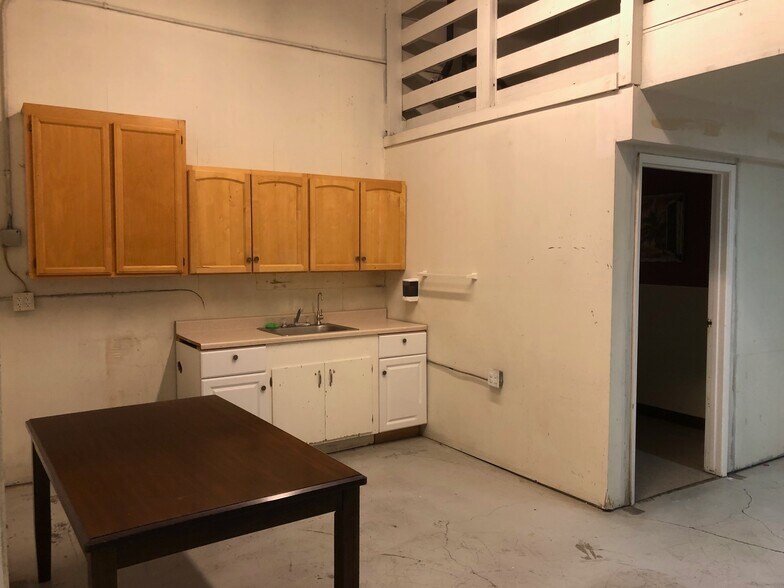 More Photos Of 1350 Central Ave, Santa Rosa Showroom For Lease