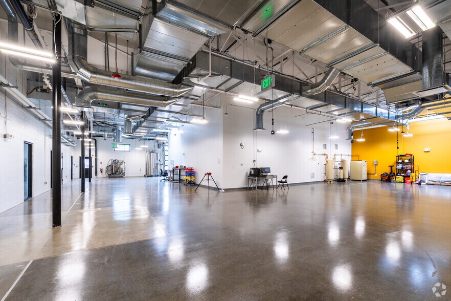 More Photos Of 154 Calvary St, Waltham Research And Development For Lease