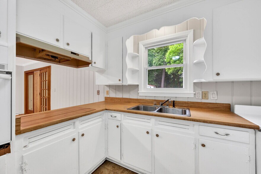 More Photos Of 1 Elizabeth Dr, Greenville Freestanding For Sale
