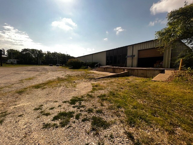 More Photos Of 2221 N 24th St, Quincy Industrial For Lease