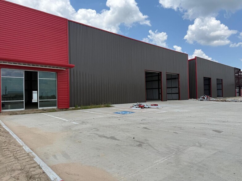 More Photos Of 16313 North Fwy 28, Houston Warehouse For Sale
