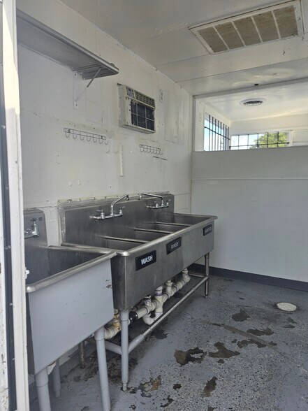 More Photos Of 5225 University Hills Blvd, Dallas General Retail For Lease