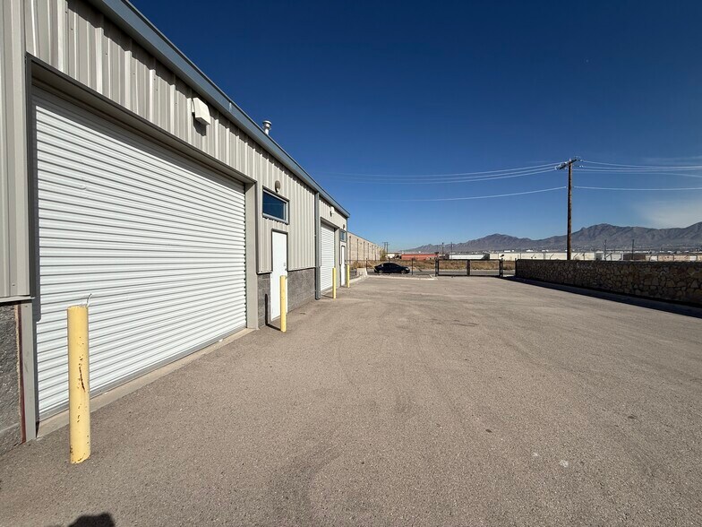 More Photos Of 1895 Appaloosa Dr, Sunland Park Showroom For Lease