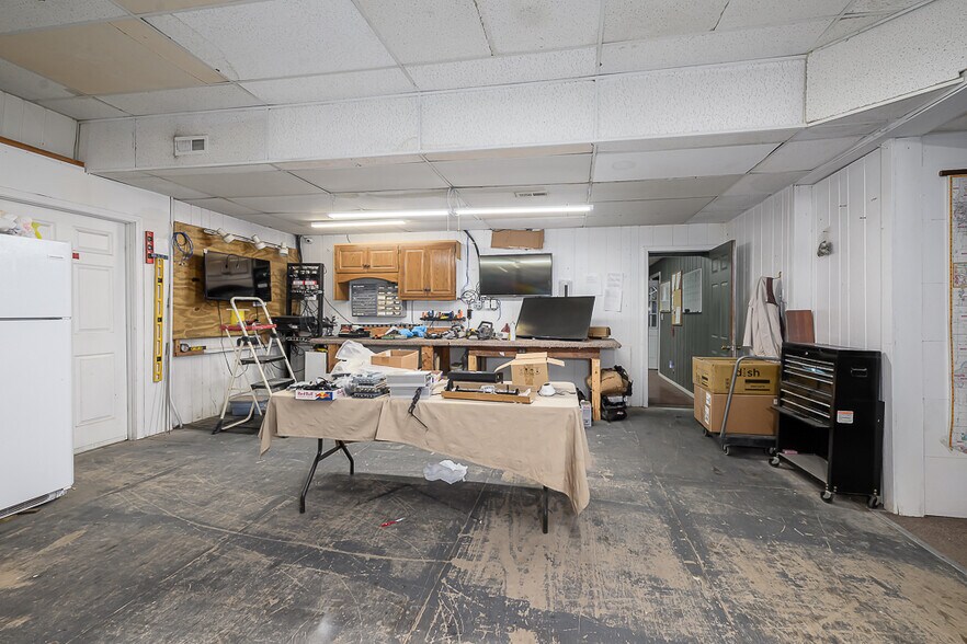 More Photos Of 7164 Kaw Dr, Kansas City Warehouse For Sale