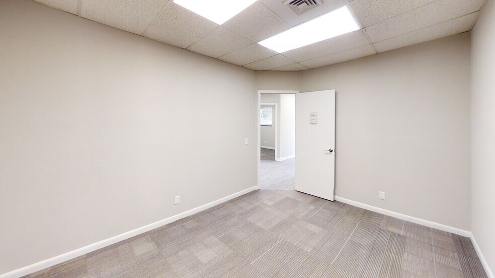 More Photos Of 2920 Edgewood Cir, Columbus Office For Lease