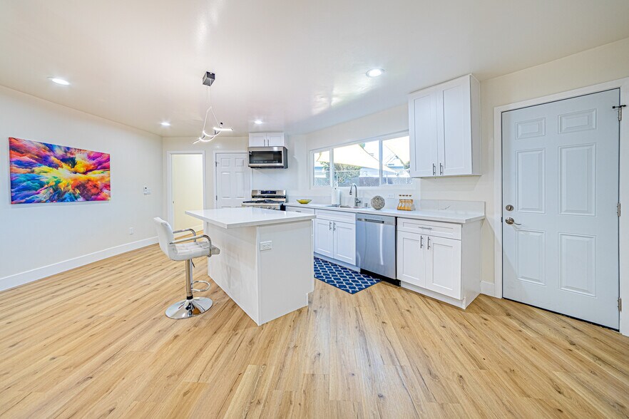 More Photos Of 5633 La Mirada Ave, Los Angeles Apartments For Sale