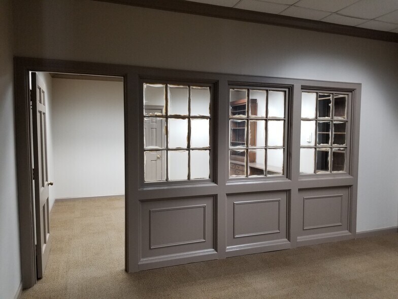 More Photos Of 49 Public Sq, Shelbyville Office For Sale