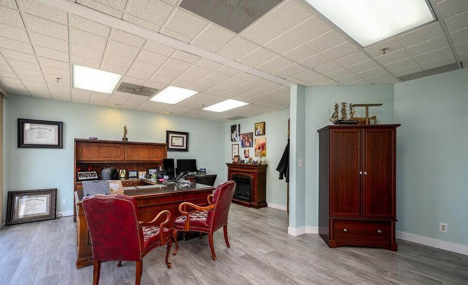 More Photos Of 456 Fulton St, Peoria Office For Sale