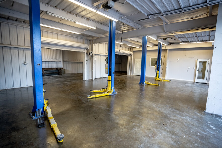 More Photos Of 14041 N Florida Ave, Tampa Auto Dealership For Sale