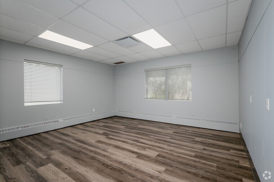 More Photos Of 340-390 Saskatoon St, London Showroom For Lease