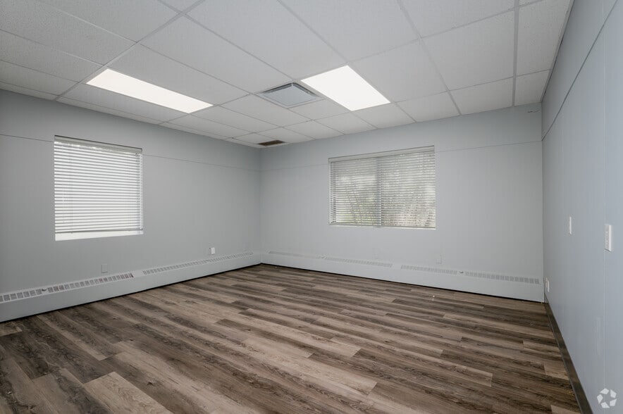 More Photos Of 340-390 Saskatoon St, London Showroom For Lease