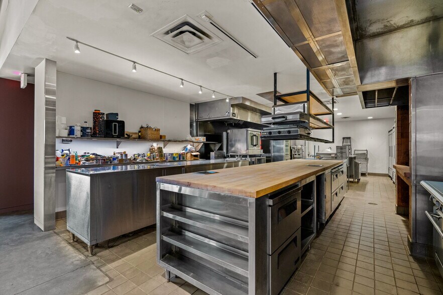 More Photos Of 2708 E Cesar Chavez St, Austin Restaurant For Sale