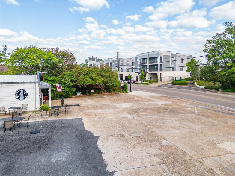 More Photos Of 408 University Dr, Starkville Restaurant For Sale