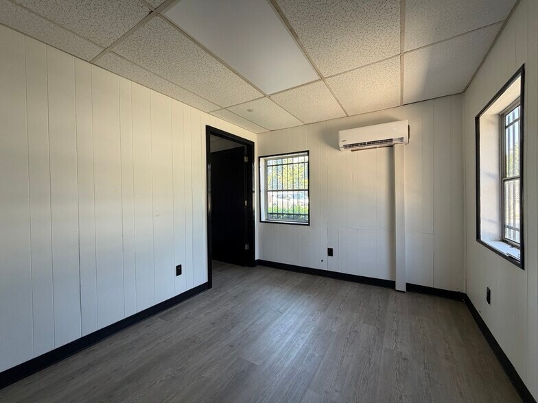 More Photos Of 4038 Hartley St, Charlotte Flex For Lease