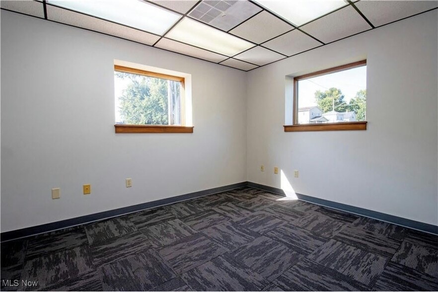 More Photos Of 390 E Wood St, Shreve Flex For Sale