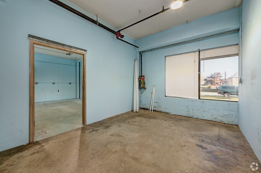 More Photos Of 190 Veterans Dr, Northvale Distribution For Lease