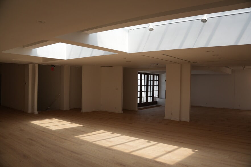 More Photos Of 261 S Robertson Blvd, Beverly Hills Storefront Retail Office For Sale