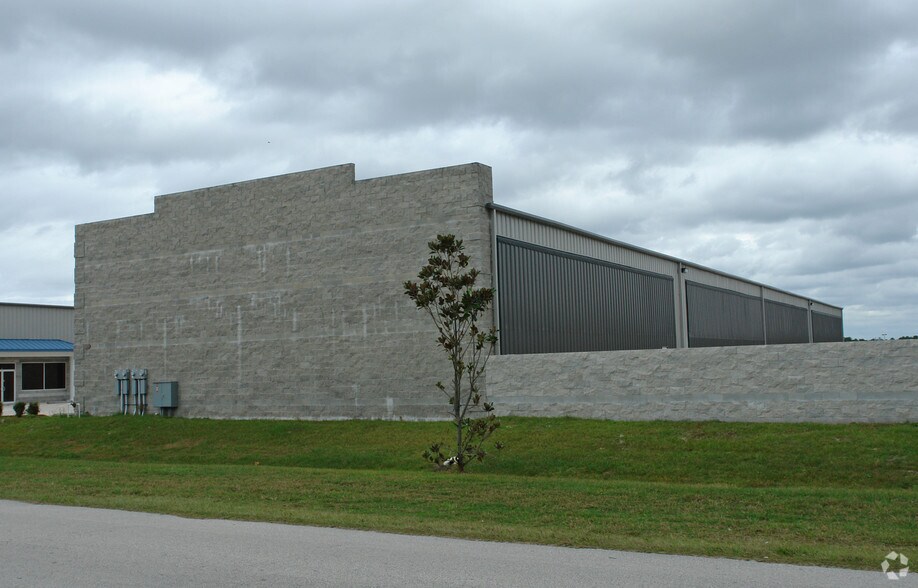 More Photos Of 919 Biscayne Blvd, Deland Airplane Hangar For Lease