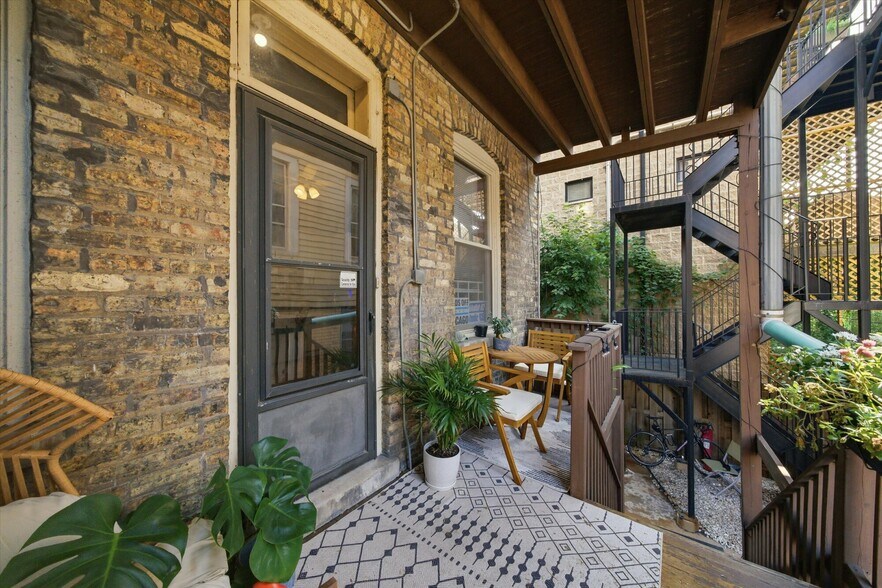 More Photos Of 905 W Fletcher St, Chicago Apartments For Sale