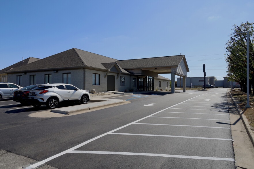 More Photos Of 1664 W Smith Valley Rd, Greenwood Medical For Lease