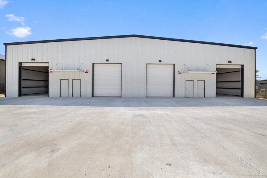 More Photos Of 202 W 1st St, Taylor Flex For Lease