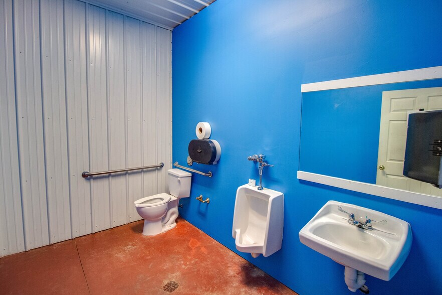More Photos Of 22987 Cherry Ln, Jerseyville Storefront For Sale