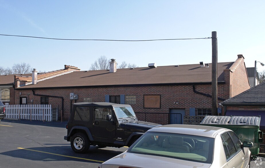 More Photos Of 7721 Clayton Rd, Saint Louis General Retail For Lease
