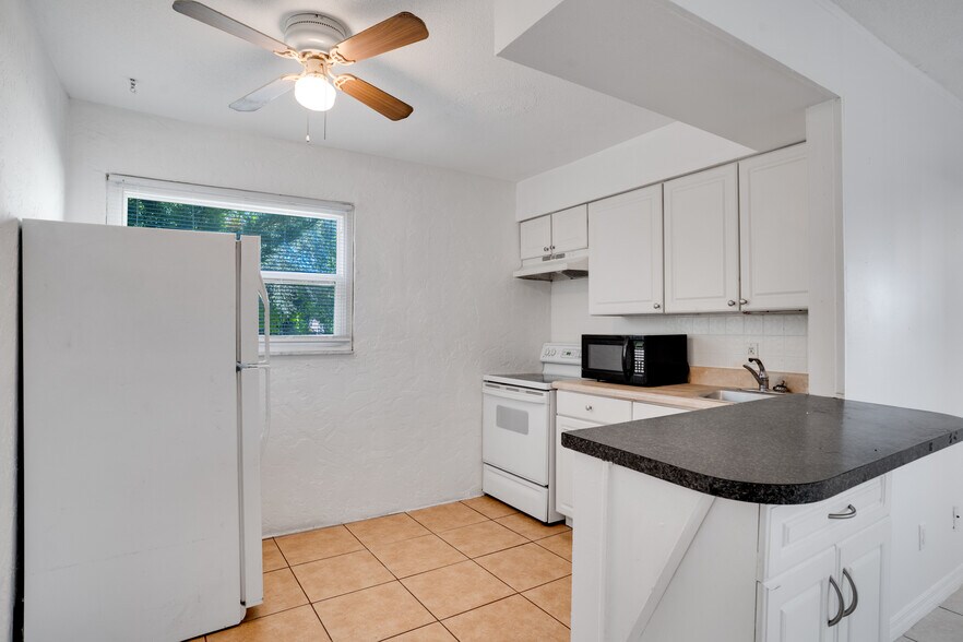 More Photos Of 1947 Ricardo Ave, Fort Myers Apartments For Sale
