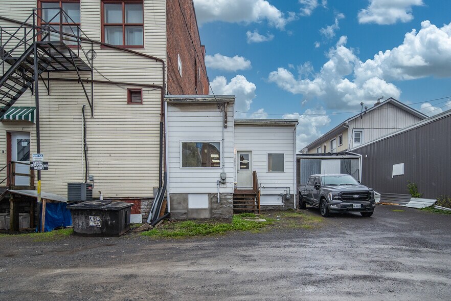 More Photos Of 58 Dundas St E, Napanee Storefront For Sale
