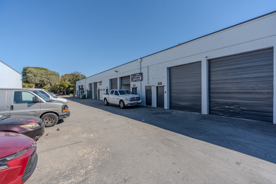 More Photos Of 7506-7560 NW 70th St, Miami Unknown For Lease